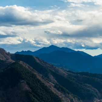 大山はやはり存在感がある
左は大山三峰山