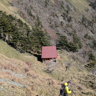 西熊山から15分位下り、おかめ岩避難小屋