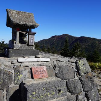 祠と四阿山。