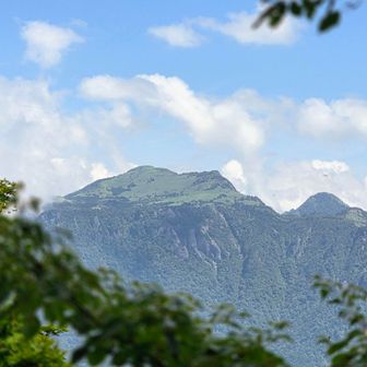 無事下山🙌
土小屋東屋より
対面の瓶ヶ森を望むことが出来た♡
色の変化している部分がUFOライン🚙