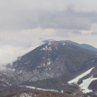 一番奥で半分雲に隠れているが、ガトーショコラのテッペンが見える。

手前は反対斜面側のゲレンデ⛷️
さて、下山しますか⋯