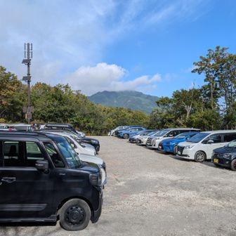 駐車場いっぱいです　登山の高体連？があったみたい　風不死岳から帰って来る高校生居ました