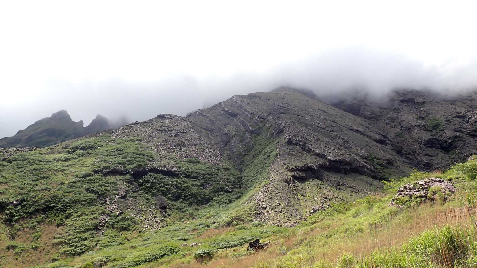 左手に見える仙酔峡尾根は急峻です、高岳山頂はガスで見えません