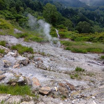 立入禁止区域には噴気が上がっていました