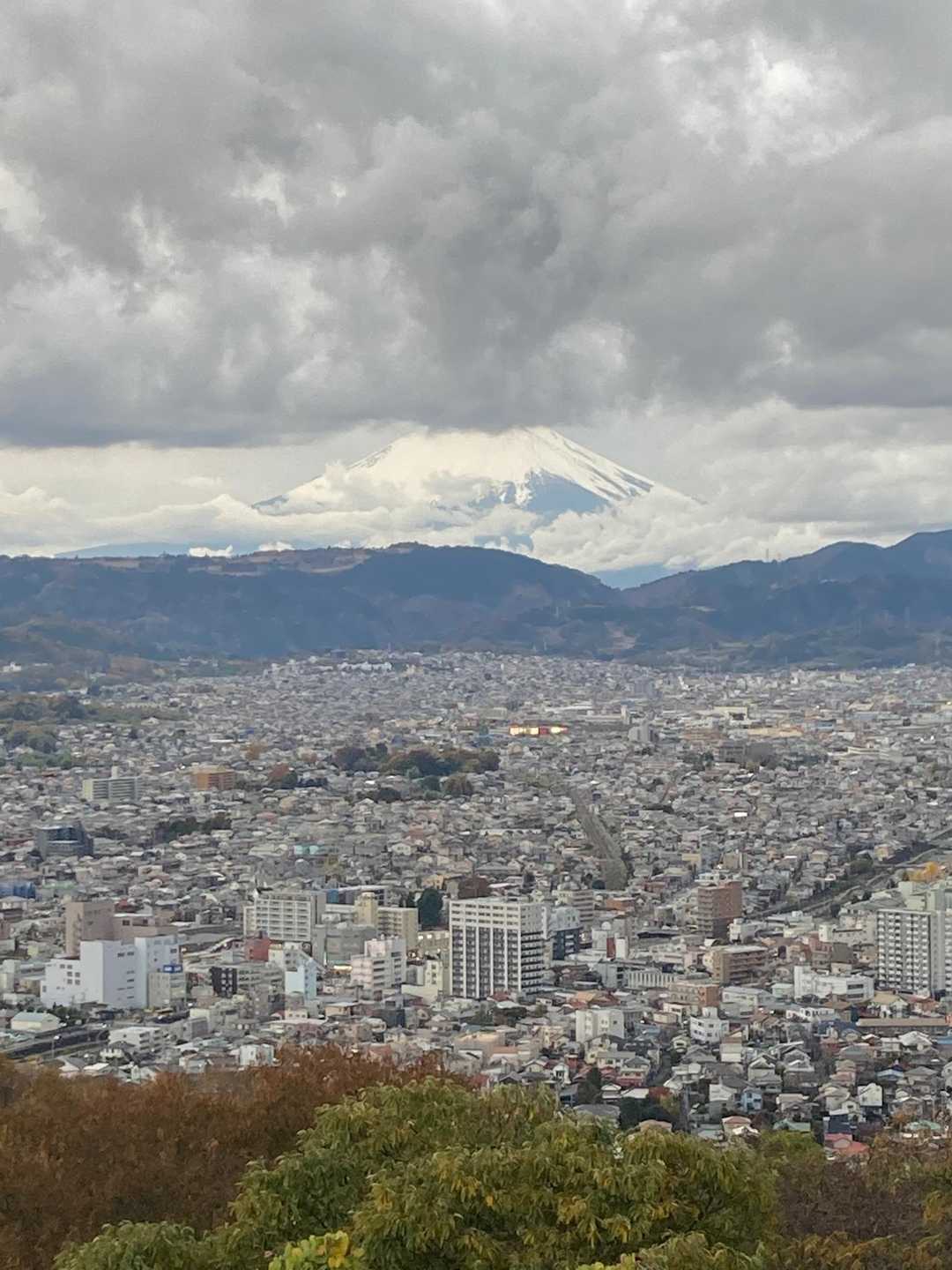 帰る前にもう一度、展望台へ。雲が晴れ、雪をかぶった富士山が望めるようになってました。