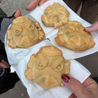 天狗焼きは皆さん初めて食べたそうで、控えめな甘さに美味しいと喜んでいました😋平日は並ばずに買えて幸せ。季節限定のくるみ色は13時にはすでに売り切れでした。