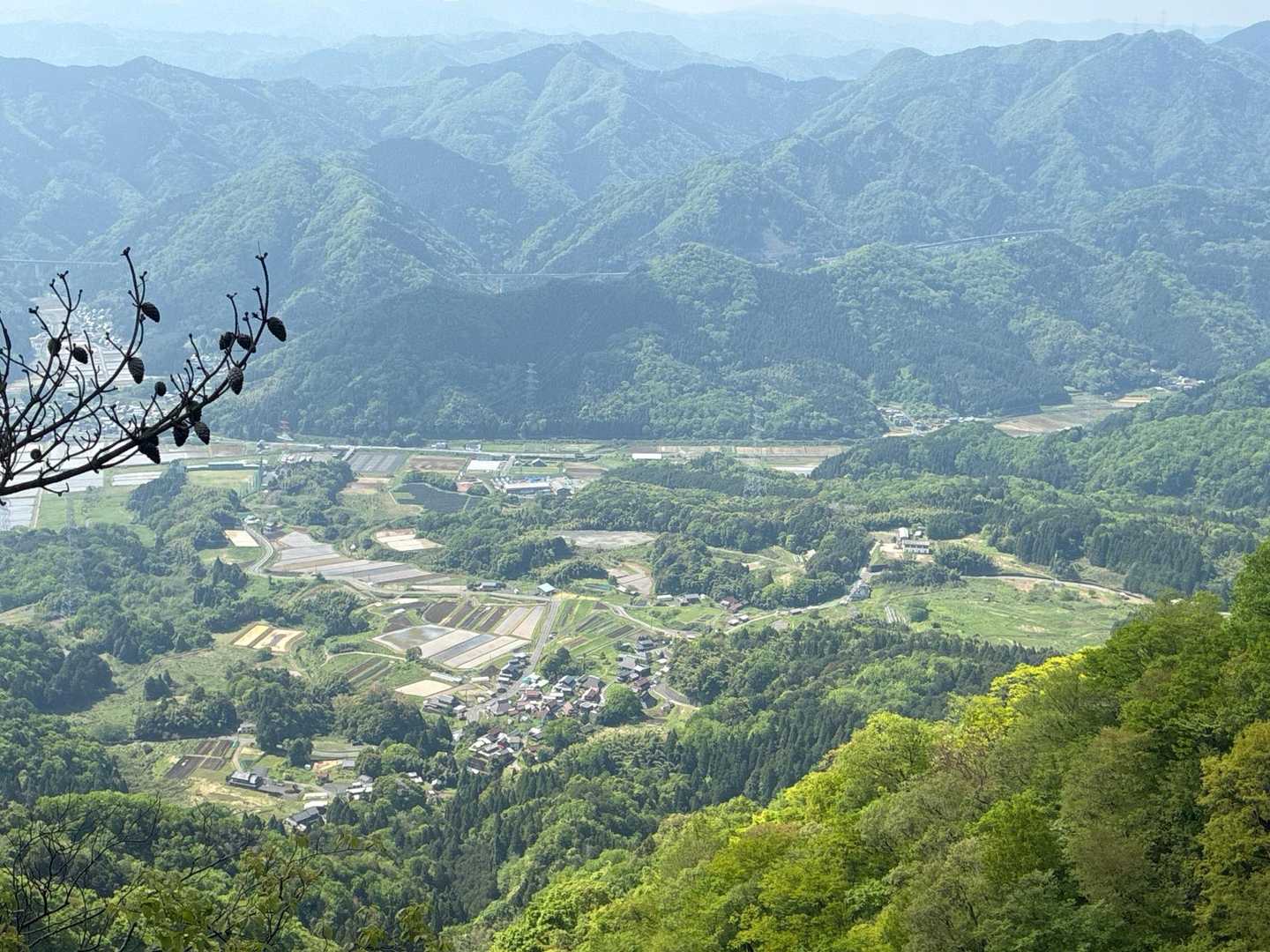 岩🪨の上から　小さな集落🏘️が見えます