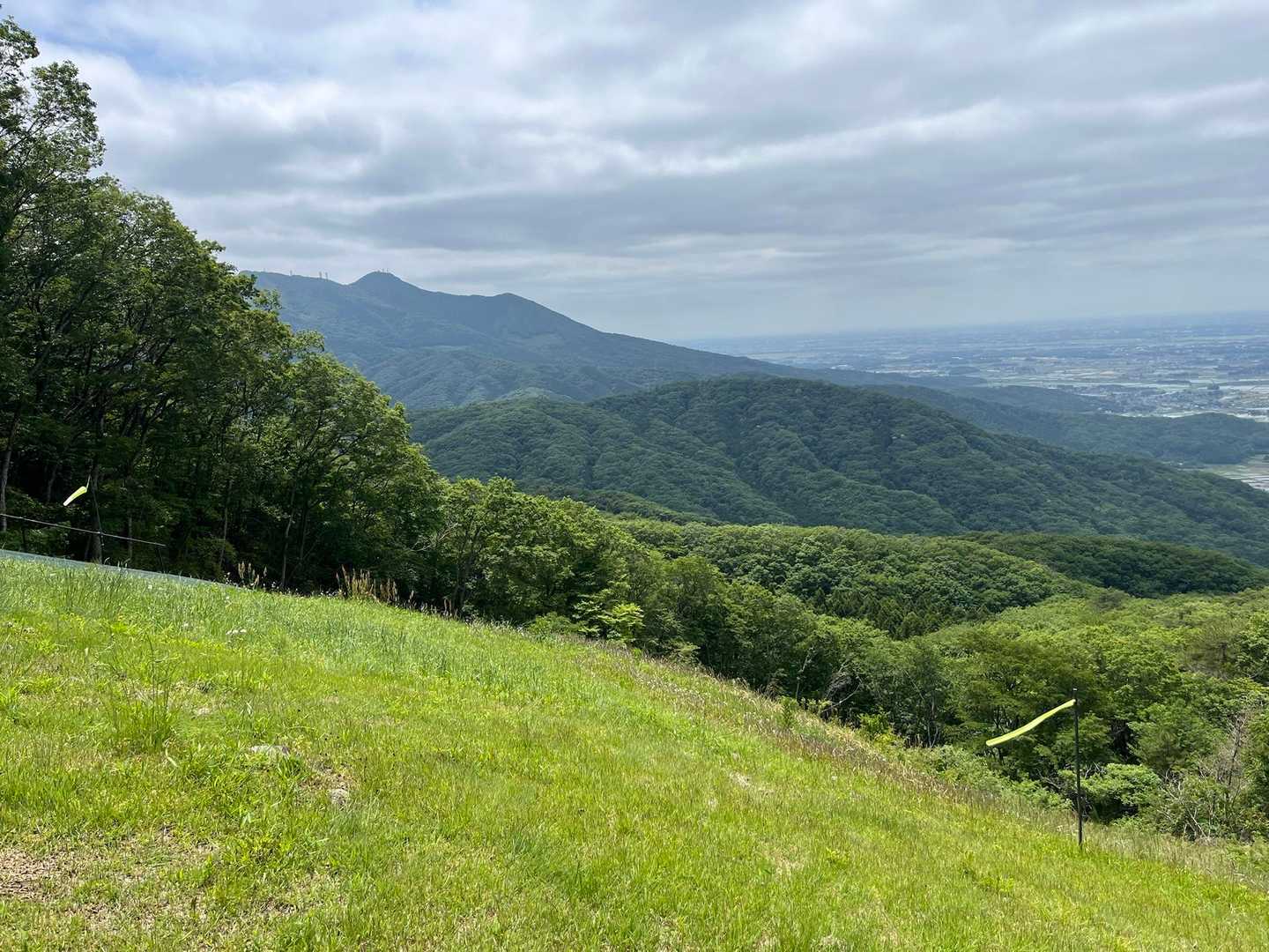 展望所から筑波山の肩を眺めたら、下山を開始します。