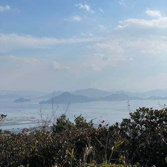 似島　その奥に先日登った似島
古鷹山、クマン岳