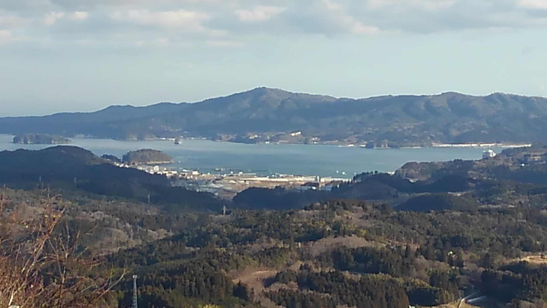 旧志津川市街地、奥が保呂羽山（高い方の）
左端の島が椿島