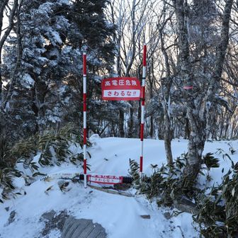 自分は夏も昇ってるので大体の場所認知してますがアイゼンで電線踏まないようにしましょう
ポールより谷側に電線が敷設されてます
うっかり踏むと死ぬよ?