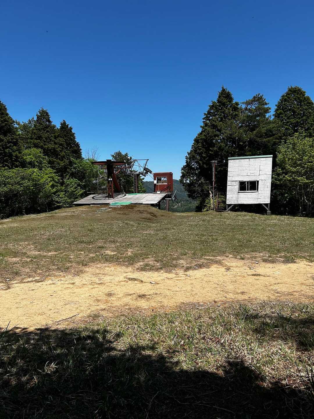 千種スキー場のリフトトップまで降りてきました。