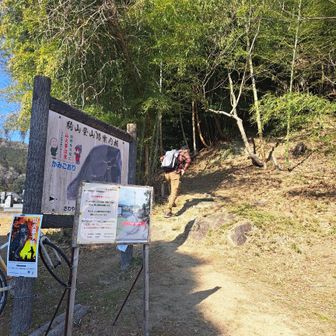 生駒山登山口。
案内板に駒山とありますが、駒山城跡になります。