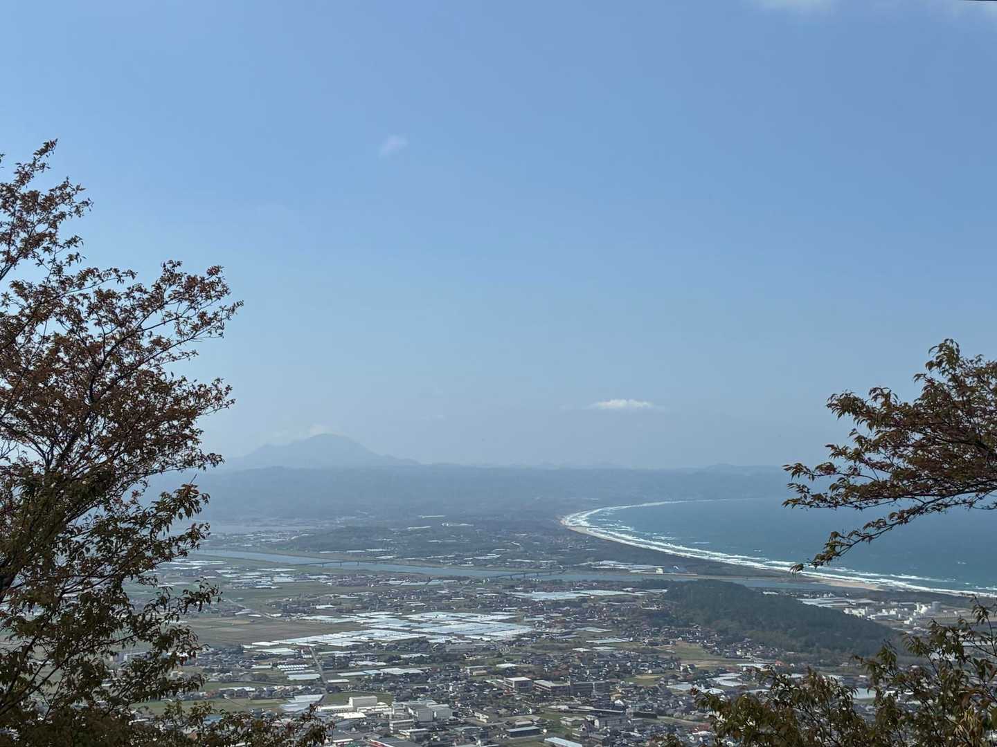 長浜海岸。その向こうには、明日登る予定の「三瓶山」が見えます。