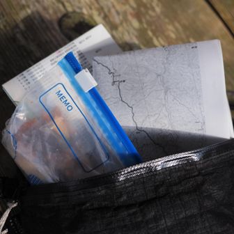 サコッシュの中には山と高原地図､1/25000地形図､行動食。