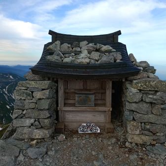 剱岳山頂
シーズン前なのかいつもより人は少なかった気がした