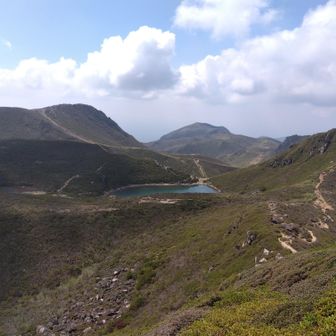 中岳山頂から久住山を眺め、
次に天狗ケ城へ向かいます〜
