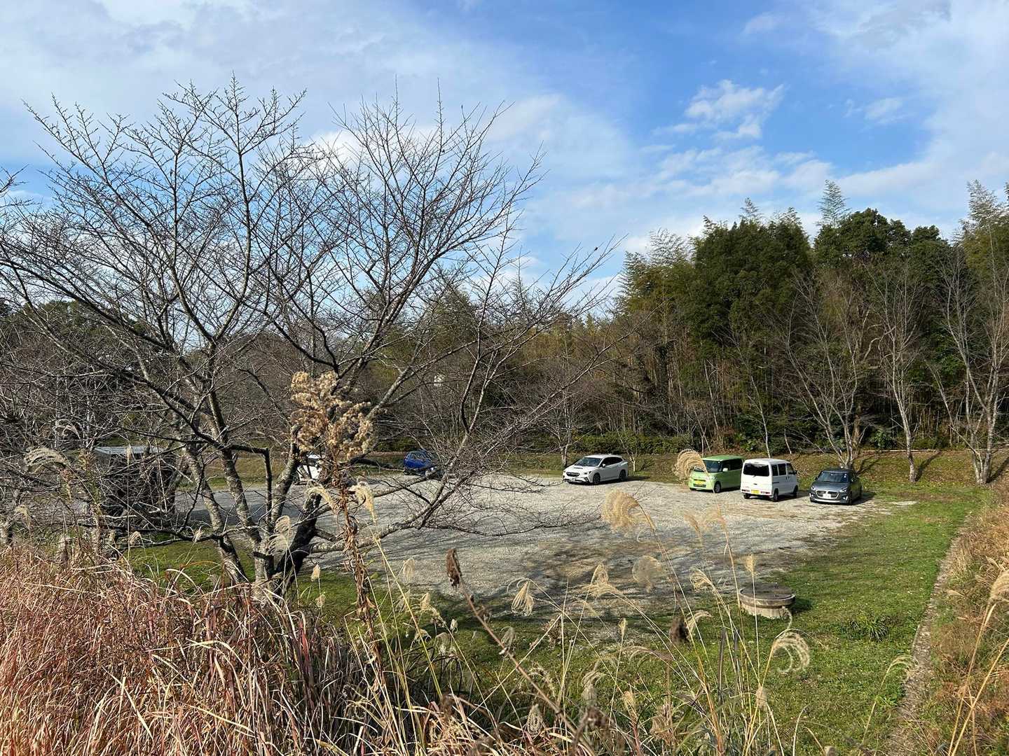 登山口の駐車場です。今年も20回以上は使わせてもらいました👌　日曜日は10台以上止まっていましたが今日は6台ですね😊