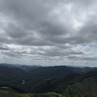 地図を見ると、この辺りが「高山」の山頂。
足元を探したけど、三角点は見当たらず。
草の下に隠れていたのかな⁈