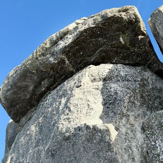 ホントなんで岩が重なってるんだろう…