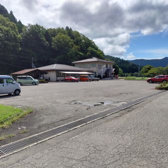 秋雨のわずかな晴れ間ながらも、平日なので駐車場はまばら
