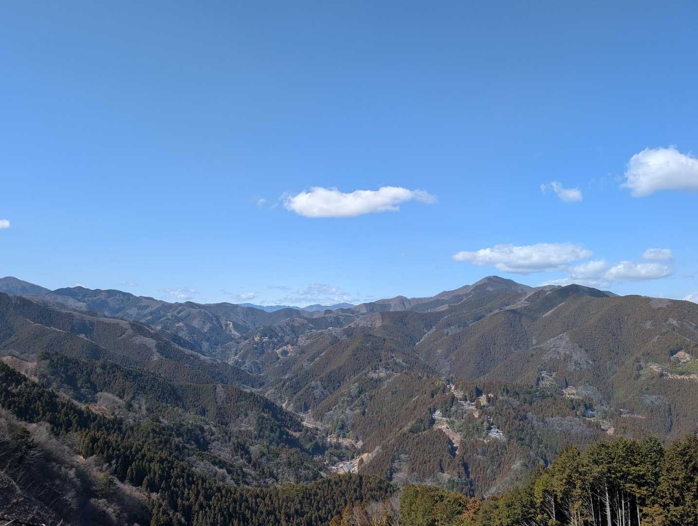 遠くに三頭山、御前山や大岳山…奥多摩の山々を美しく見渡せる🍃