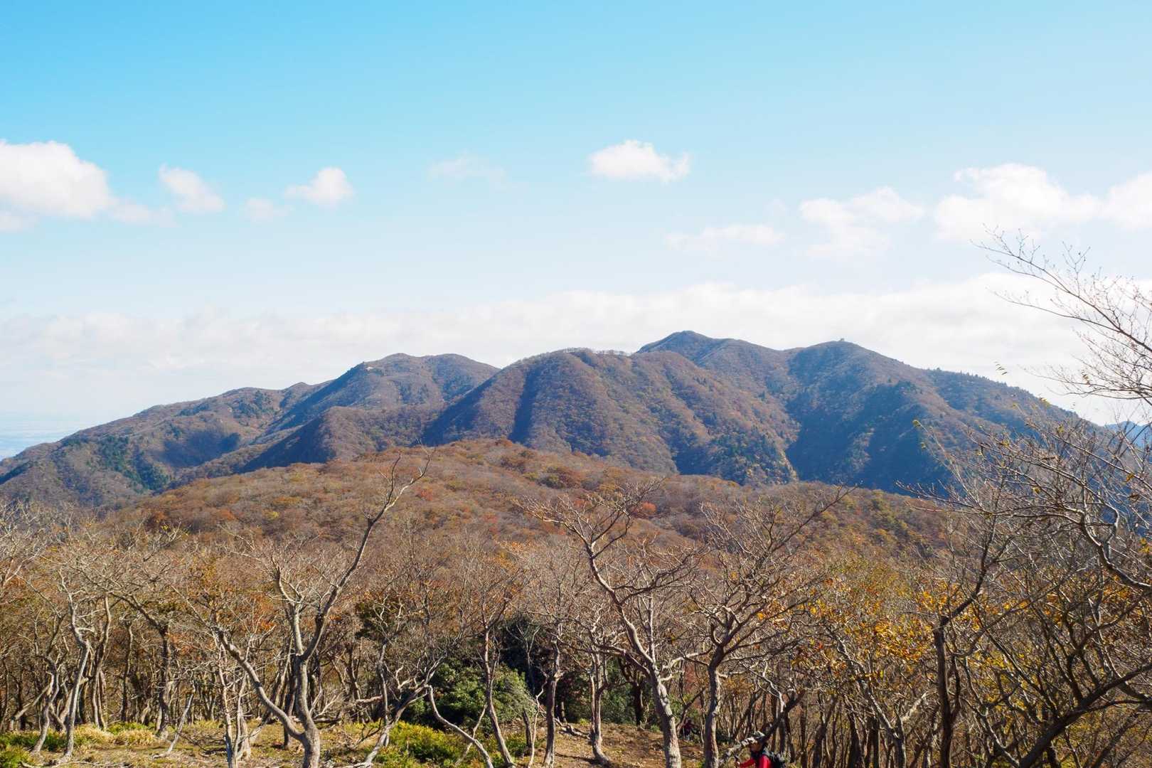 娘が山を始めた翌年
鈴鹿の紅葉が素晴らしかったし
鈴鹿に大雪が降って
それはそれは楽しかったんです。

それの思いが消えず。
最初に良い思いすると贅沢になりますね🤣