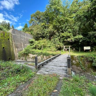 湯ノ沢ダム　
ここまでちょっと道幅狭いところや道端のススキもわさわさと
そして未舗装部分も

橋を渡って登山口までの林道歩きスタートです
なんか暑くなりそうな青空に嬉しいような
そでないような😅