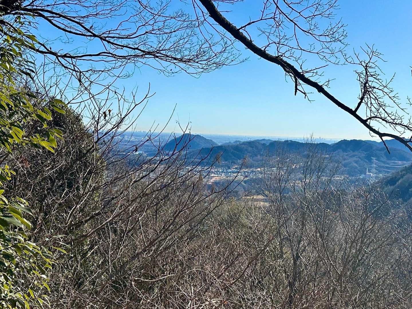 八方岩からの眺め。都心のビル群と、右手には
横浜ランドマークタワー周辺。