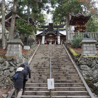 三峯神社拝殿に続く階段

今年は時間が早いのか参拝者はまだら