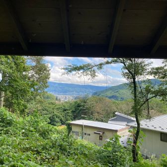 登山口まで下りてきました！！
登山口前の東屋からの眺め、緑が生い茂って眺望はだいぶ悪くなってしまいました(＞＜)
