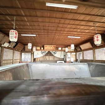 顔戸八幡神社。なんか覗き穴があったから覗いてみた😀