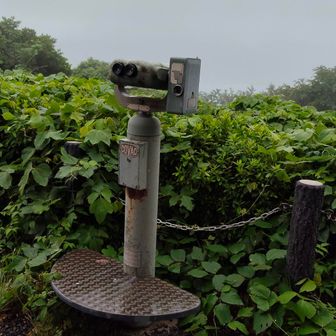 山頂には、双眼鏡が2機設置されています。
油谷湾側の双眼鏡。