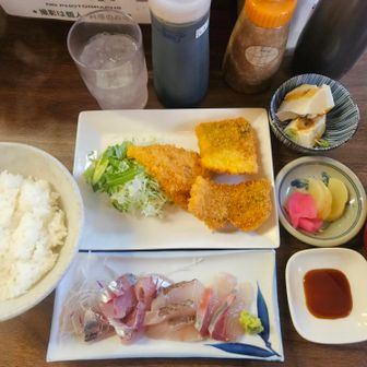 さすけ定食（1,900円）
アジ、カンパチ、タイのお刺身&黄金アジフライ♥️
お料理以外は店内撮影禁止🈲️