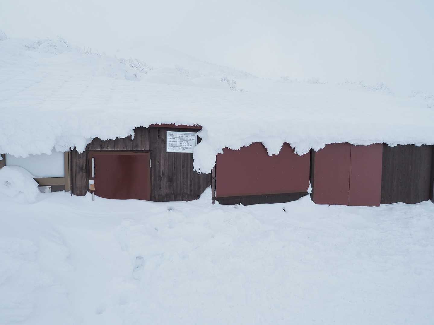 清水小屋。冬季休業。雪で埋まっている