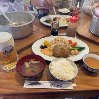 夕食。ハンバーグと大盛りキャベツの千切り、オクラ他、大満足でした。