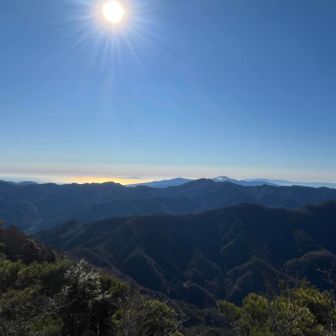 赤岩から甲相国境尾根越しに箱根の山並みや相模湾も望むことができます✨