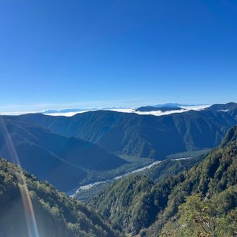 雲海の先に南アルプスも、左は八ケ岳？