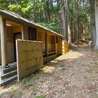 秋葉寺を抜けてから登山道が合流。トイレがありました。ただ、使えるのかどうかそこまで気が回りませんでした。