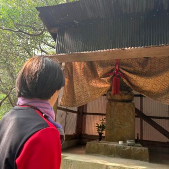 財の峠。道を挟んで祠が二つ。