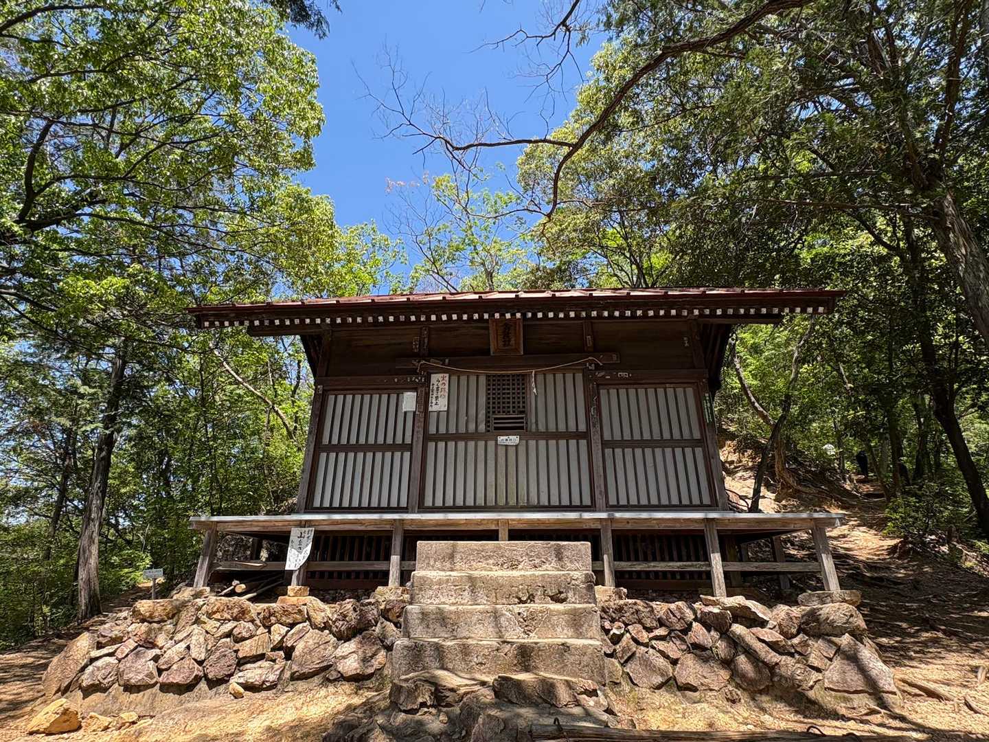 中腹に鳥居と金毘羅神社があります
