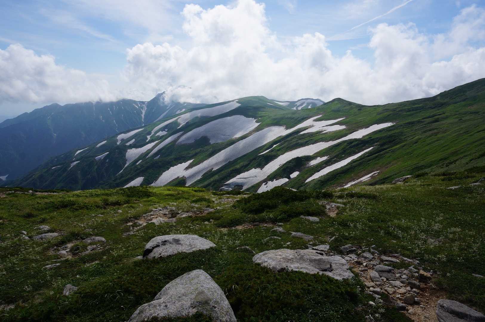 テン場からまさに飯豊といった感じのこの景色をずっと眺められます！贅沢！
