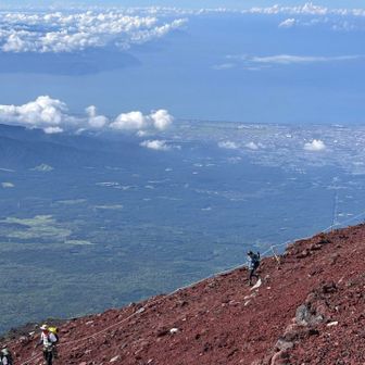豚汁で更に元気になり、1人の僕を撮ってと言って、下りていく様子の1枚です。