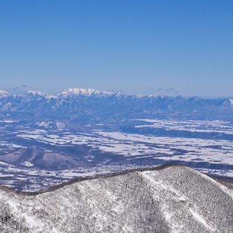 遠くに東大雪の頂陵ライン🏔️🏔️🏔️
横に連なる感じがたまらないですね😄