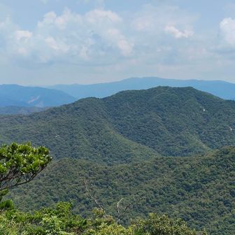 東側　狗留孫山⛰️【山口県百名山】
奥は、石ヶ岳⛰️(924m)