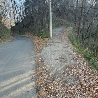 中山道（小田井宿・塩名田宿・八幡宿・望月宿・芦田宿） 砦群へは、ここを右に登る
軽トラが通れそうな道