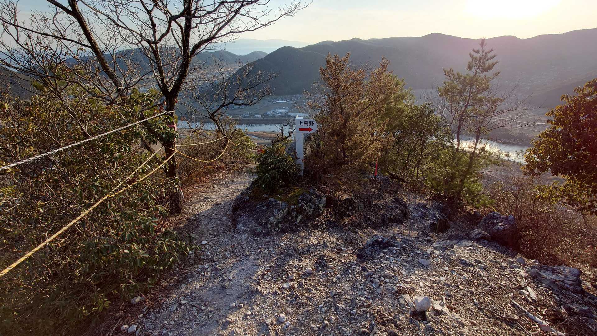 では8合目の分岐で上高野方面へ下山します。