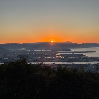 地面の草には霜が降りて、澄んだ空気が気持ちいい散歩になりました