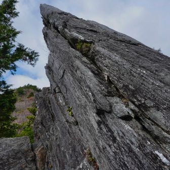 鋭利な岩が特徴の山です
