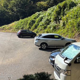 駐車場に戻ったら全部で4台に🚗